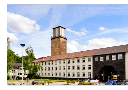 UKB-Verwaltung mit Wasserturm. Foto: Johann F. Saba/Medienzentrum UKB 2009