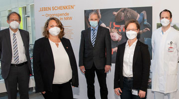 Gruppenbild zur Eröffnung der Ausstellung Organspende